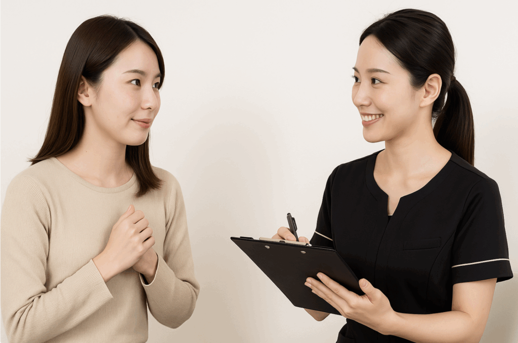 赤みケアについてサロンで相談している女性
